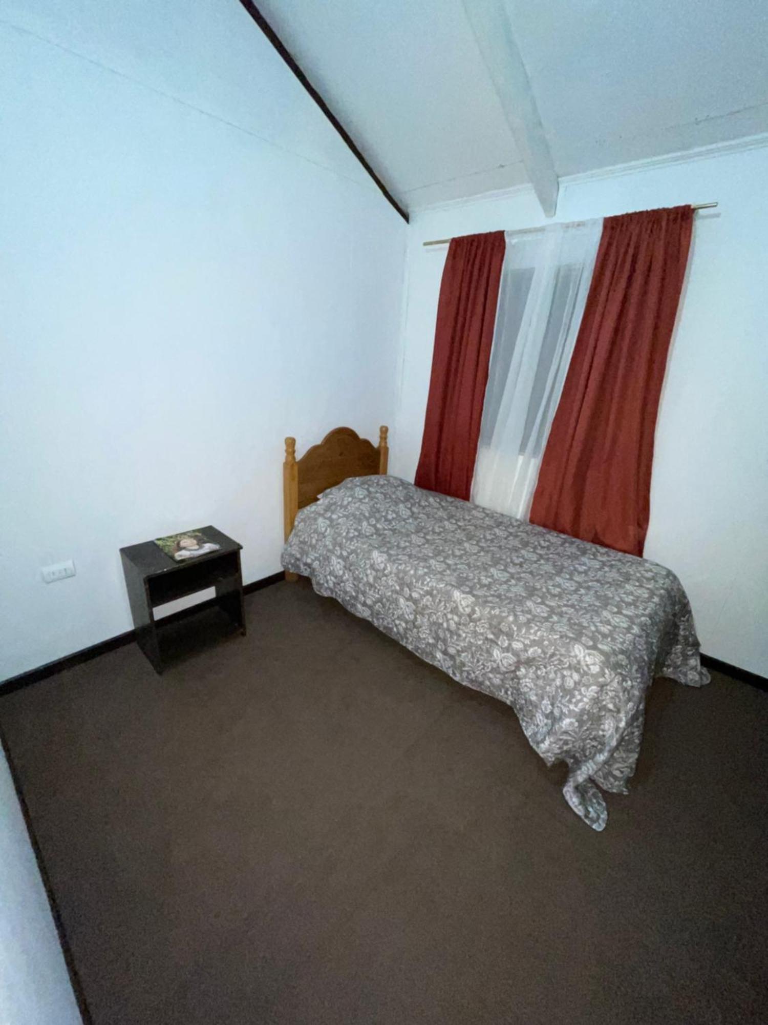 Pua Vaenga Hostel Ханга Роа Екстериор снимка