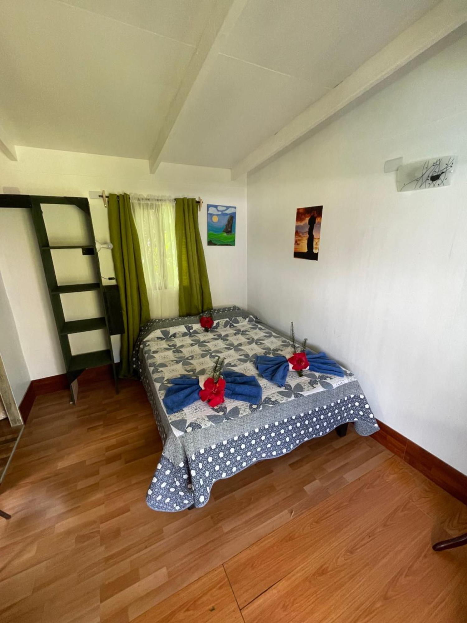 Pua Vaenga Hostel Ханга Роа Екстериор снимка