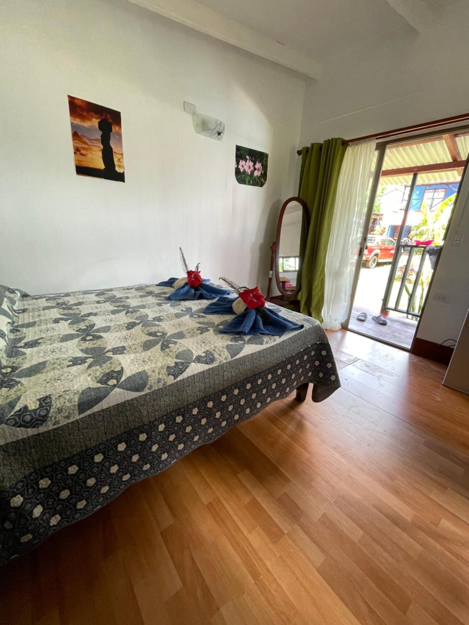 Pua Vaenga Hostel Ханга Роа Екстериор снимка