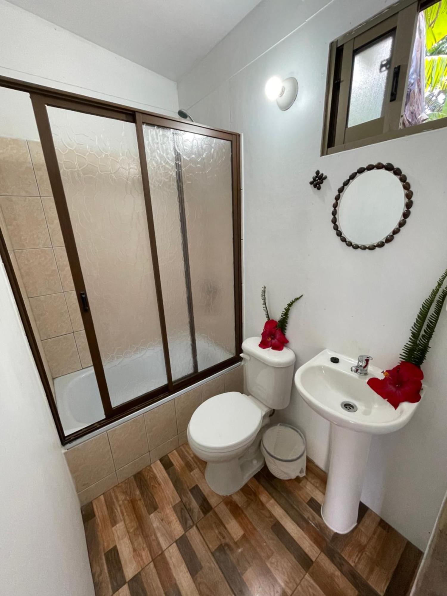 Pua Vaenga Hostel Ханга Роа Екстериор снимка